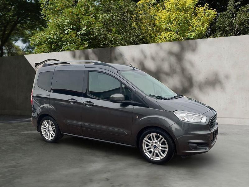 Grau Gebraucht 2016 Ford Tourneo Courier Titanium Van / Kleinbus | 10.500 € (Etwas zu teuer) - Bild 1/3