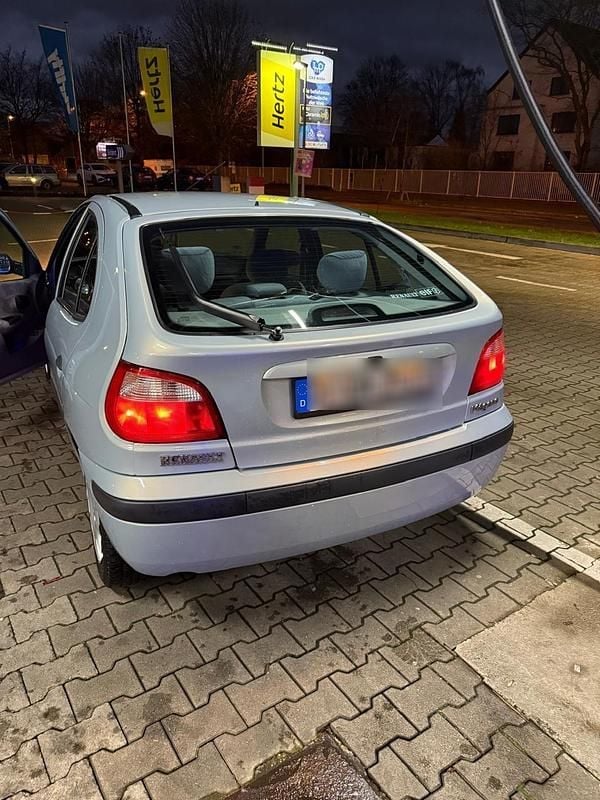 Blau Gebraucht 2001 Renault Mégane Kleinwagen | 1.900 € (Fairer Preis) - Bild 1/4