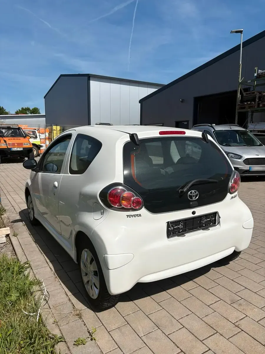 Gebraucht Toyota Aygo 68 PS (50 kW) 2013 Weiß Kleinwagen