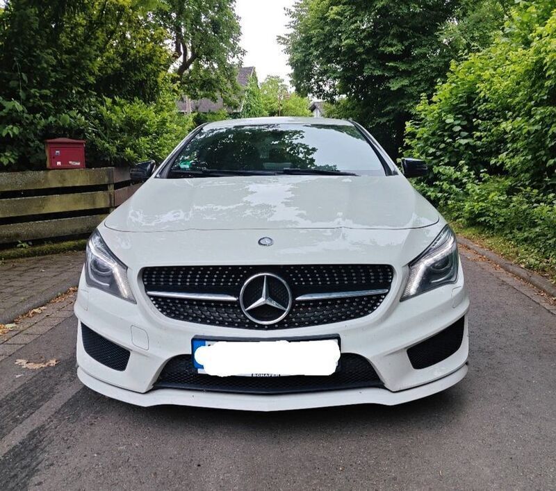 Weiß Gebraucht 2015 Mercedes CLA200 AMG line Limousine | 15.900 € (Guter Preis) - Bild 1/4