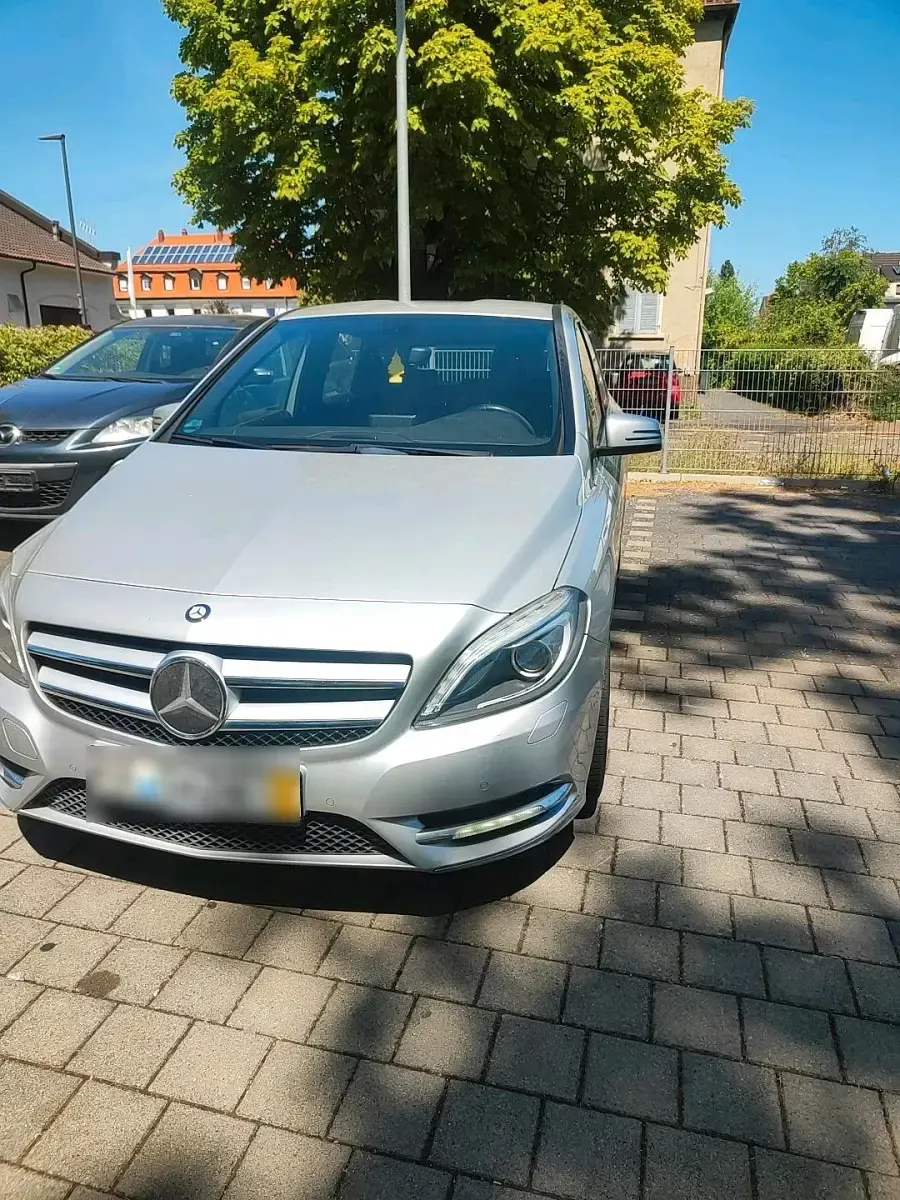 Gebraucht Mercedes B180 122 PS (89 kW) 2012 Silber Kleinwagen