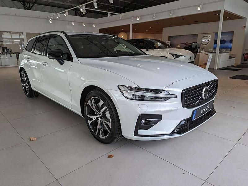 Gebraucht Volvo V60 Plus 197 PS (144 kW) 2024 Crystal white pearl / metallic Kombi