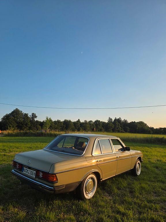 Gebraucht Mercedes 200 109 PS (80 kW) 1983 Grün Limousine