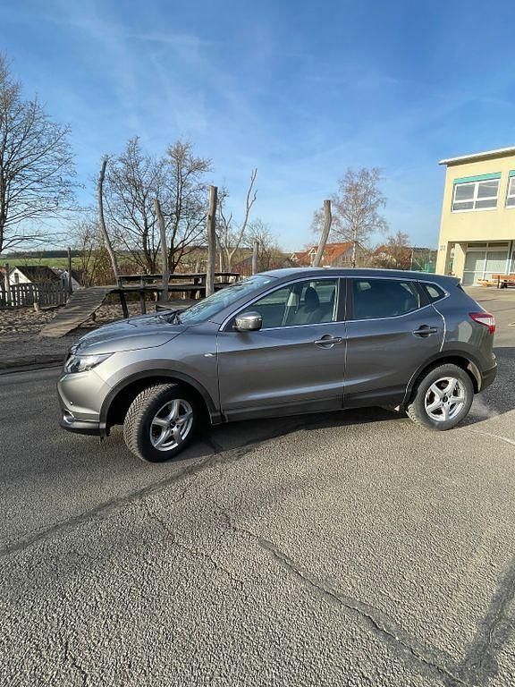 Grau Gebraucht 2016 Nissan Qashqai Acenta SUV | 11.900 € (Fairer Preis) - Bild 1/4
