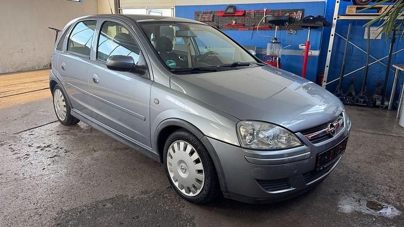 Grau Gebraucht 2006 Opel Corsa Limousine | 2.950 € (Fairer Preis) - Bild 1/4