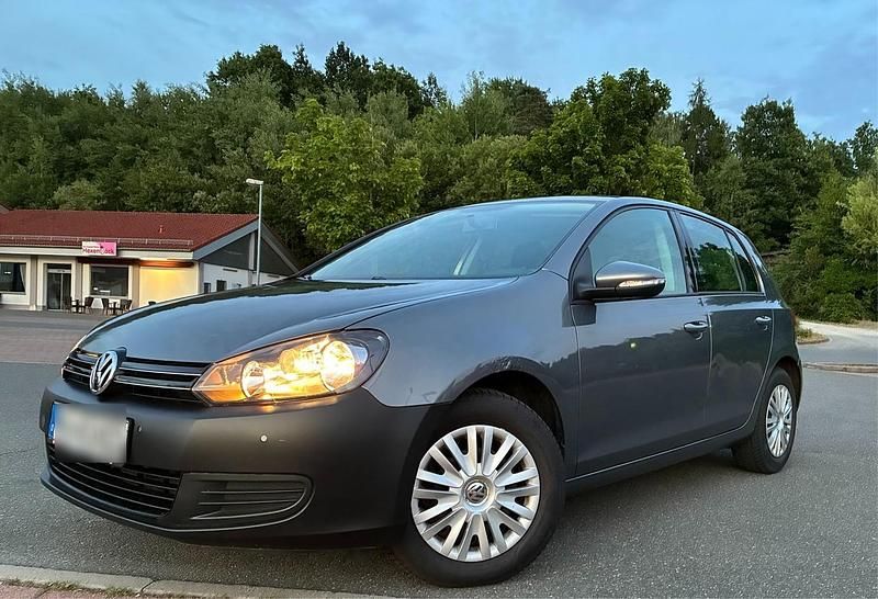 Grau Gebraucht 2010 VW Golf VI Kleinwagen | 4.321 € - Bild 1/4