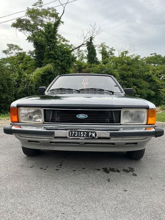 Grau Gebraucht 1982 Ford Taunus Limousine | 5.000 € - Bild 1/4