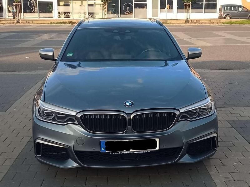 Grau Gebraucht 2018 BMW M550 Limousine | 41.000 € (Fairer Preis) - Bild 1/4