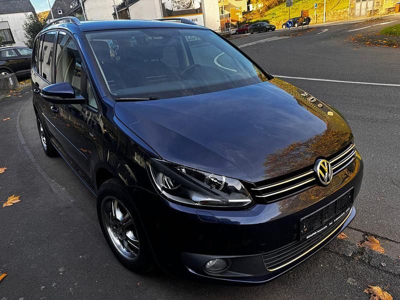 Blau Gebraucht 2014 VW Touran Comfortline Van / Kleinbus | 10.590 € (Fairer Preis) - Bild 1/4