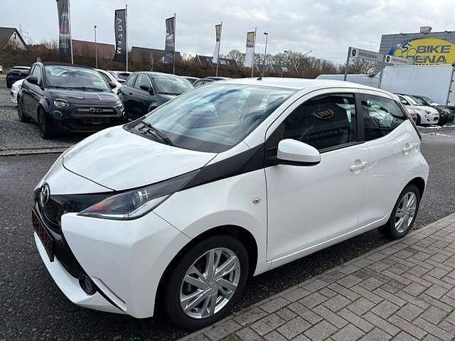 Gebraucht Toyota Aygo X-play 69 PS (50 kW) 2016 Weiß Kleinwagen