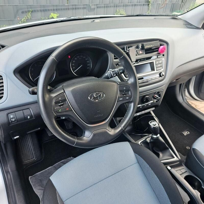 Silber Gebraucht 2017 Hyundai i20 Active Kleinwagen | 7.050 € (Fairer Preis) - Bild 1/4