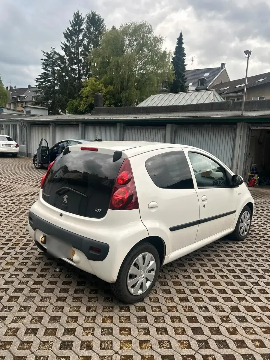 Gebraucht Peugeot 107 68 PS (50 kW) 2014 Weiß Kleinwagen