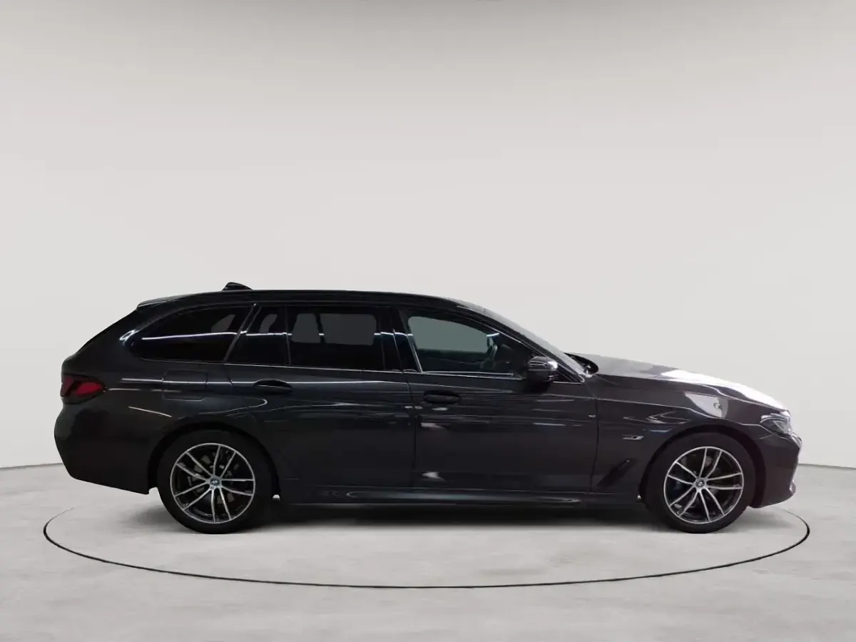 Gebraucht BMW 530e M Sport 184 PS (135 kW) 2023 Sophistograu brillanteffekt metallic Kombi