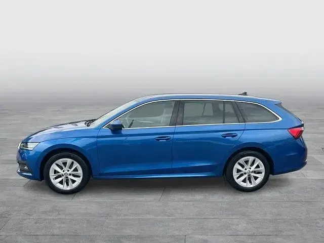 Gebraucht Skoda Octavia First Edition 150 PS (110 kW) 2022 Raceblau metallic Kombi