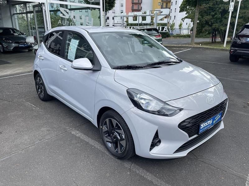 Grau Neu 2025 Hyundai i10 Kleinwagen | 17.390 € (Fairer Preis) - Bild 1/4