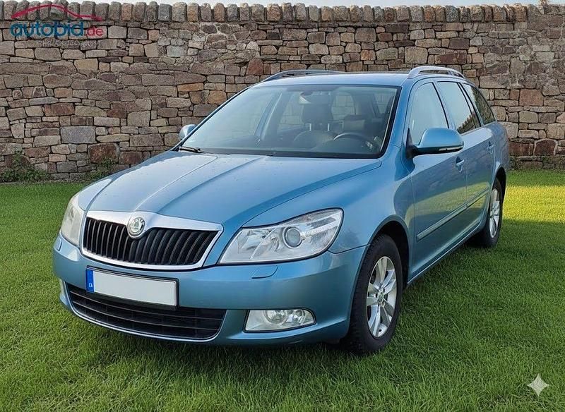Gebraucht Skoda Octavia 105 PS (77 kW) 2011 Sedamodra satine/satine blau Kombi