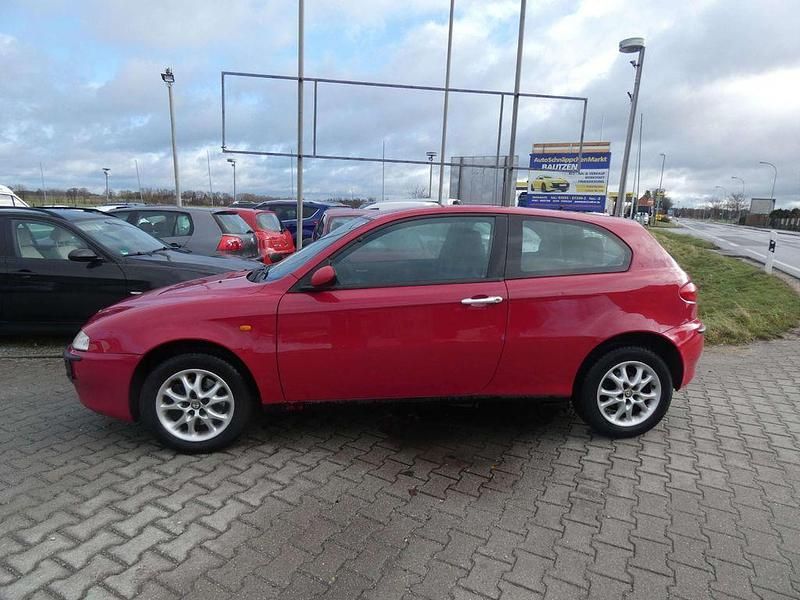 Gebraucht Alfa Romeo 147 Distinctive 105 PS (77 kW) 2001 Rot Kleinwagen