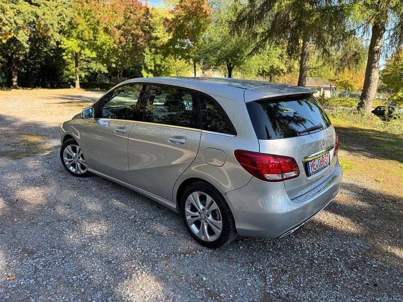 Gebraucht Mercedes B180 Urban 122 PS (89 kW) 2016 Silber Van / Kleinbus