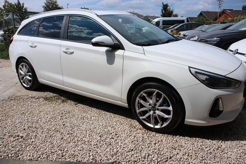 Gebraucht Hyundai i30 Select 110 PS (80 kW) 2018 Weiß Limousine