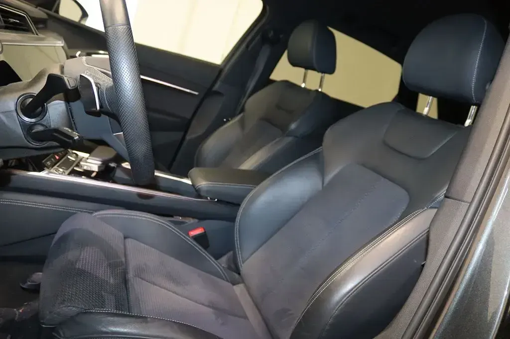Gebraucht Audi e-tron S-Line 300 kW (408 PS) 2023 Daytonagrau perleffekt SUV