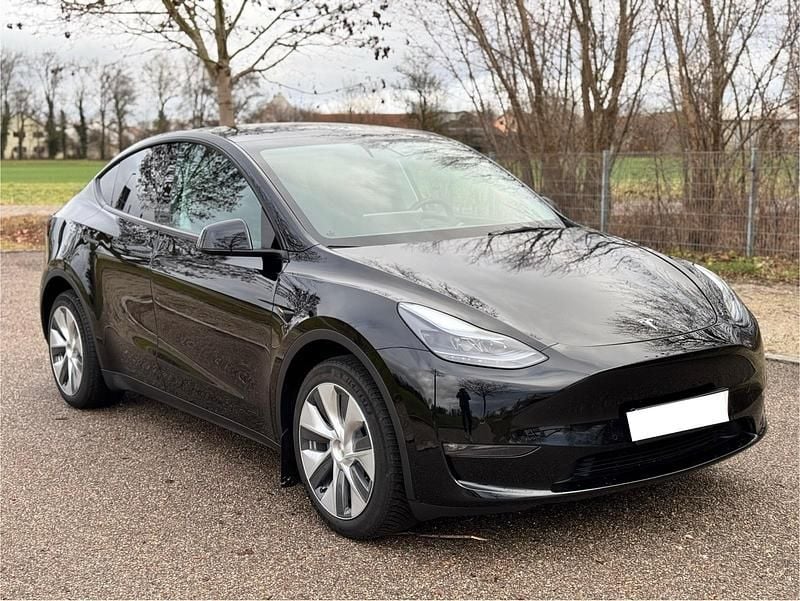 Schwarz Gebraucht 2022 Tesla Model Y Long Range SUV | 34.950 € (Fairer Preis) - Bild 1/4