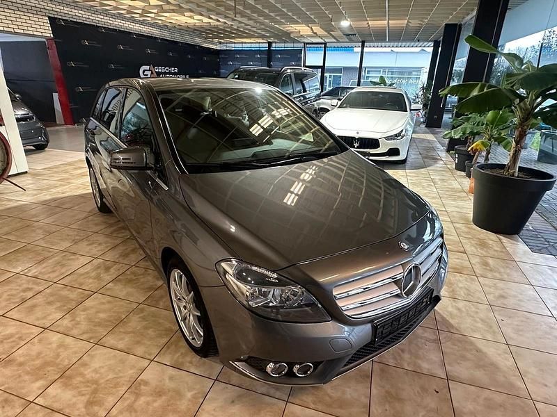 Gebraucht Mercedes B180 122 PS (89 kW) 2012 Grau Van / Kleinbus
