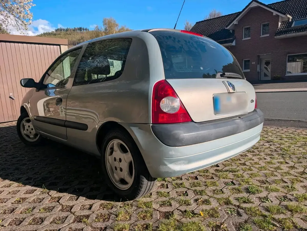 Używany Renault Clio II 58 KM (42 kW) 2004 Srebrny Hatchback