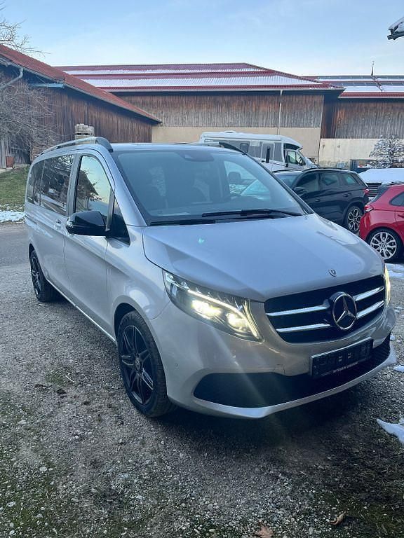 Silber Gebraucht 2023 Mercedes V220 Edition Van / Kleinbus | 49.999 € (Fairer Preis) - Bild 1/4