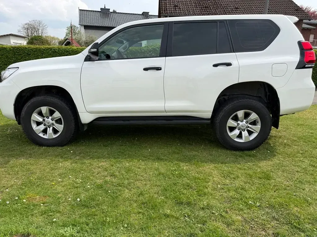 Gebraucht Toyota Land Cruiser 204 PS (150 kW) 2021 Grau SUV