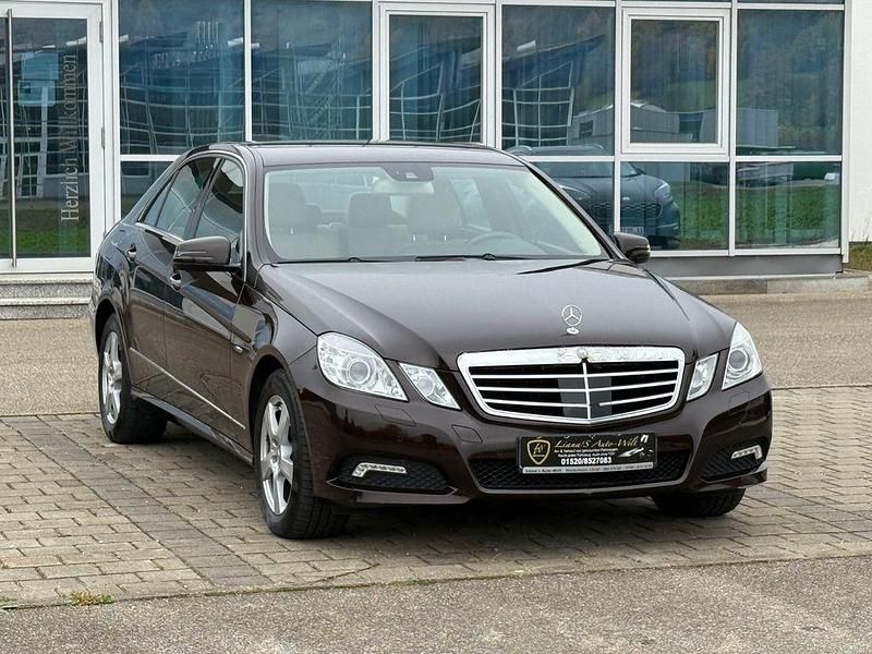 Braun Gebraucht 2009 Mercedes E250 Avantgarde Limousine | 8.299 € (Fairer Preis) - Bild 1/4
