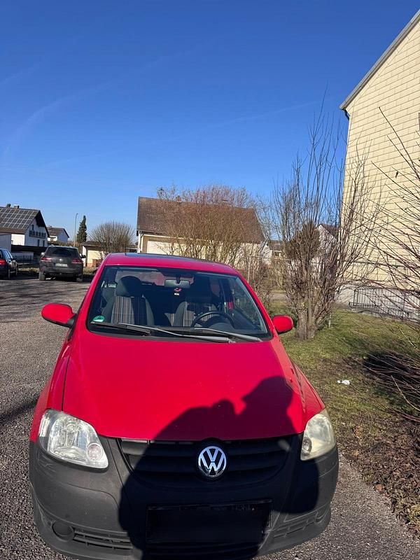 Rot Gebraucht 2005 VW Fox Kleinwagen | 500 € (Superpreis) - Bild 1/4