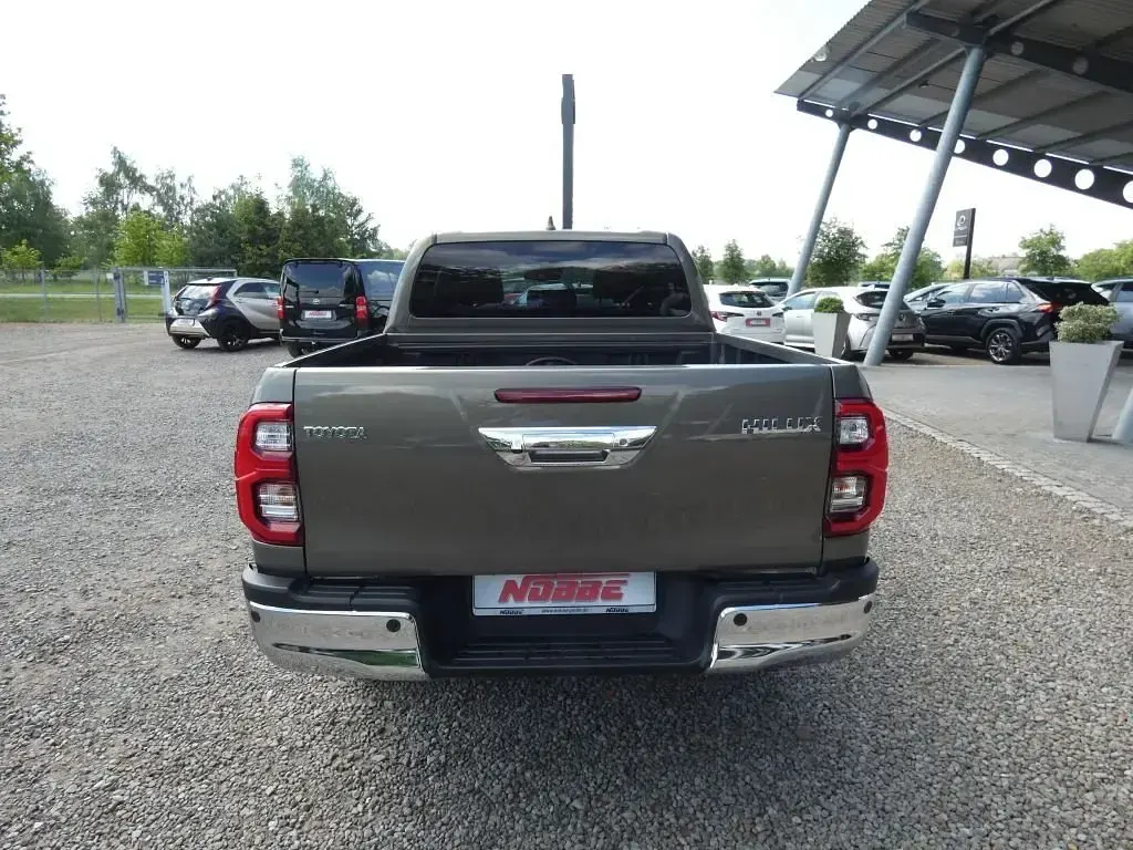 Neu Toyota HiLux Executive 204 PS (150 kW) 2026 Manganbronze metallic Pickup