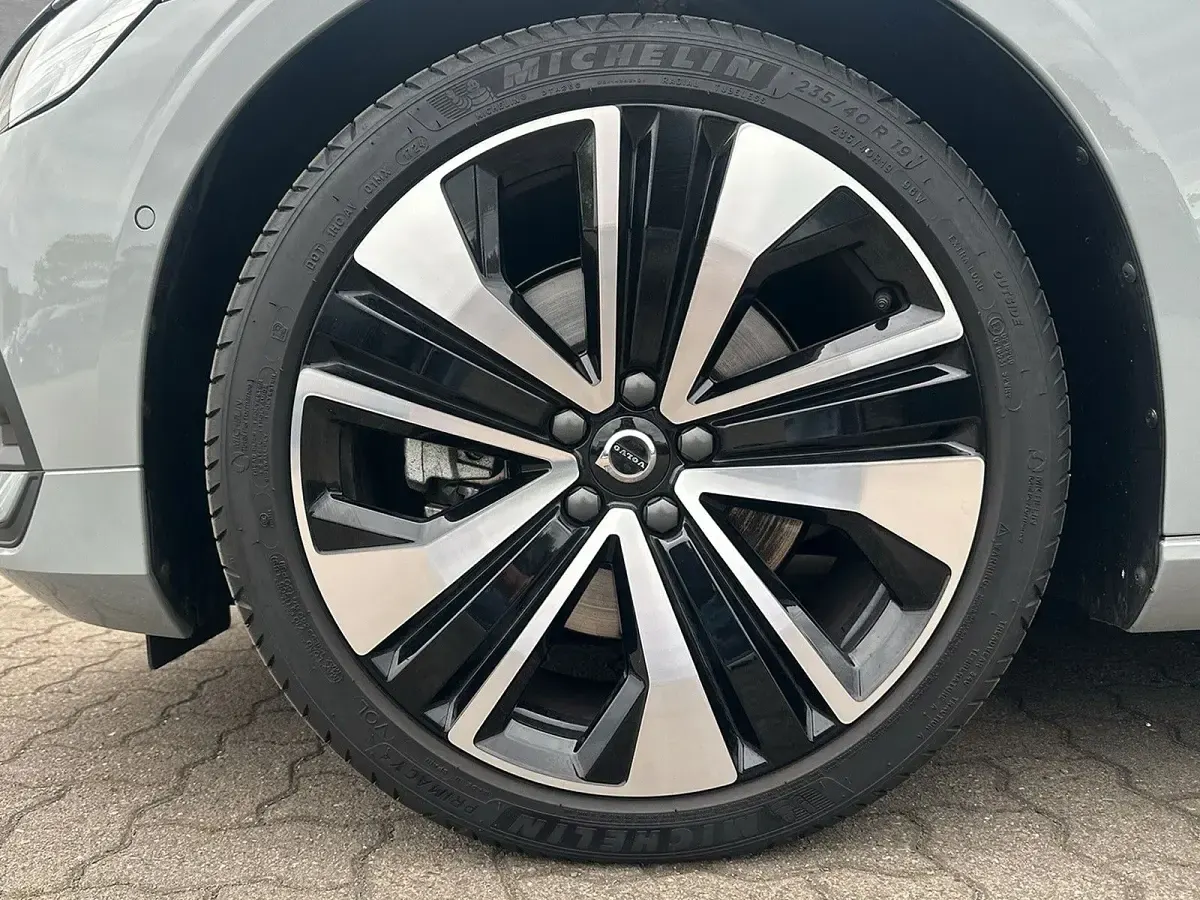 Gebraucht Volvo V60 Core 197 PS (144 kW) 2025 Vapour grey Kombi