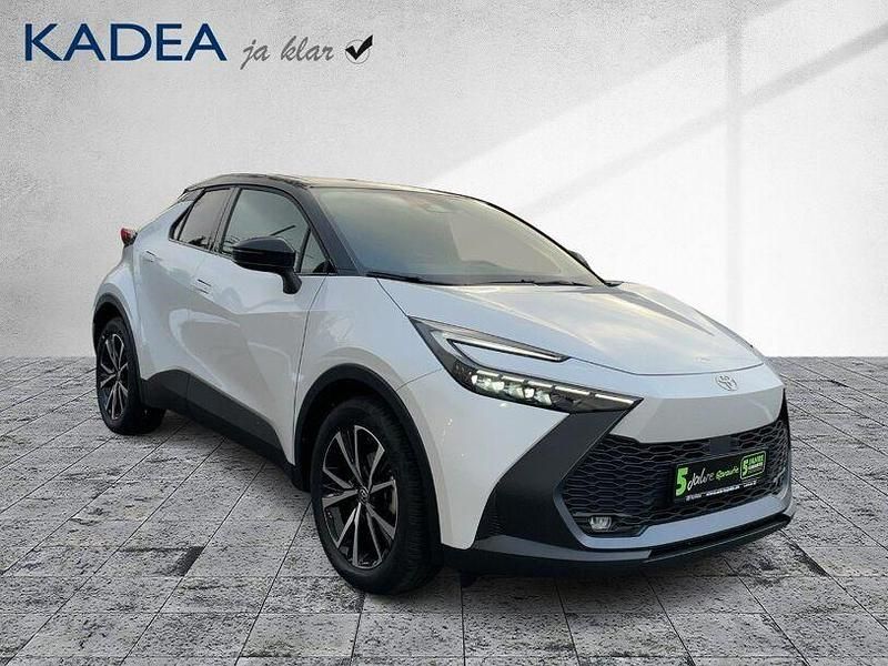 Neu Toyota C-HR Team 197 PS (144 kW) 2025 Platinum white pearl mc (089)/ SUV