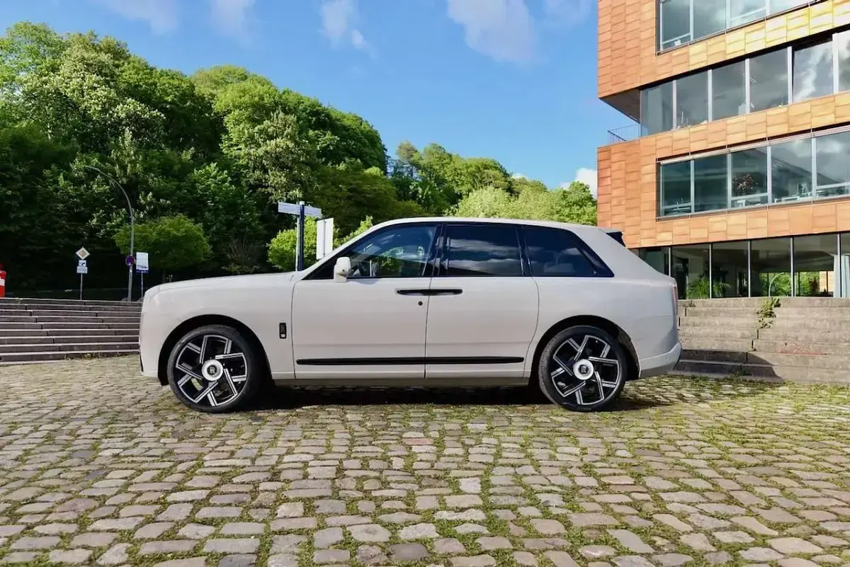 Neu Rolls Royce Cullinan 544 PS (400 kW) 2026 Crystal over selby grey SUV