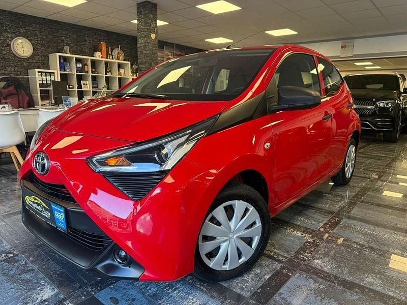 Rot Gebraucht 2021 Toyota Aygo Kleinwagen | 10.450 € (Fairer Preis) - Bild 1/4
