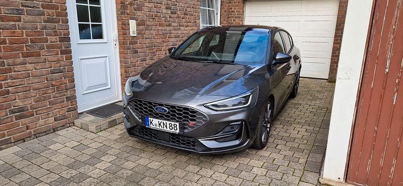 Grau Gebraucht 2025 Ford Focus ST Limousine | 34.900 € (Fairer Preis) - Bild 1/4
