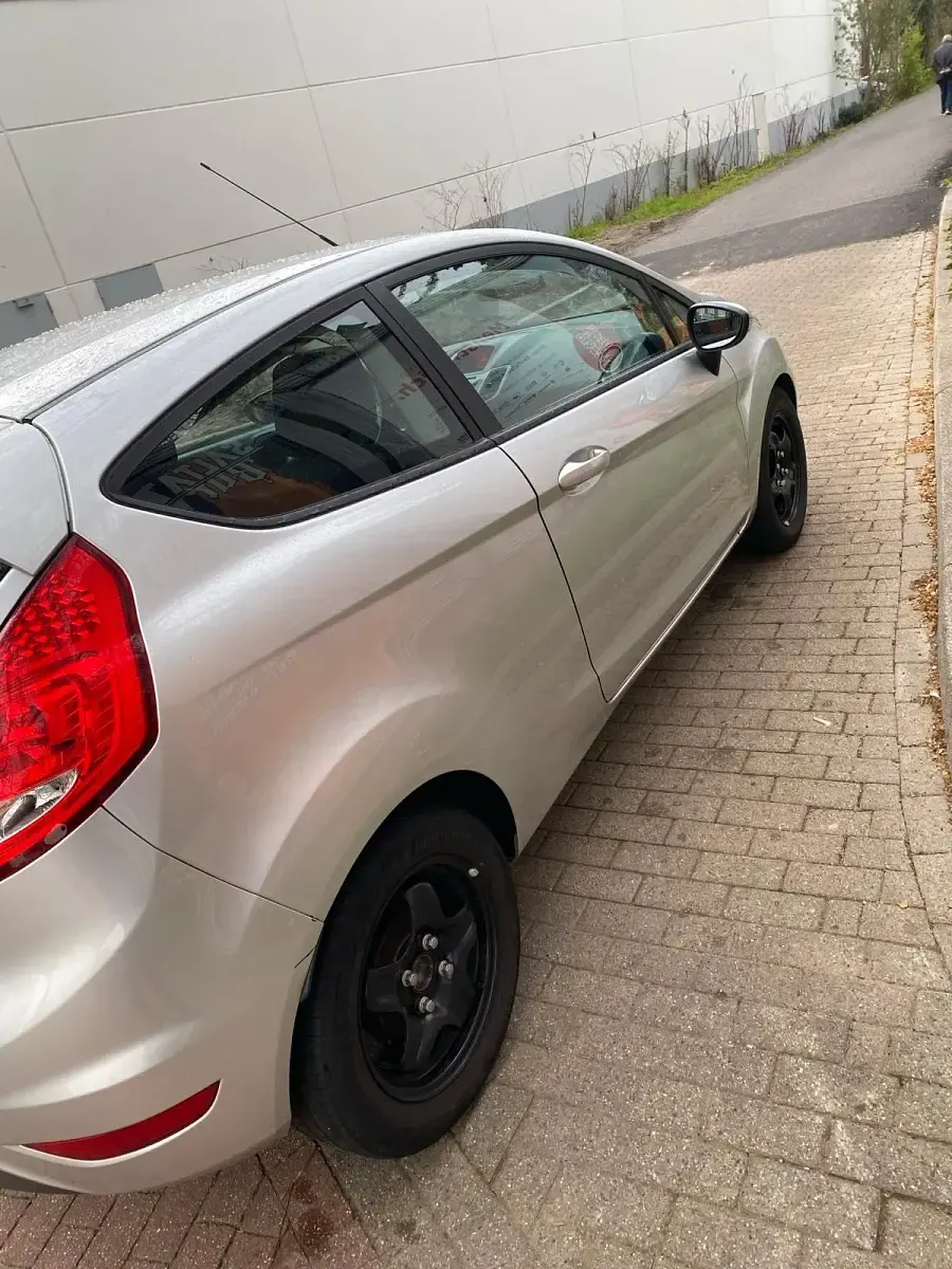 Gebraucht Ford Fiesta 71 PS (52 kW) 2011 Silber Kleinwagen