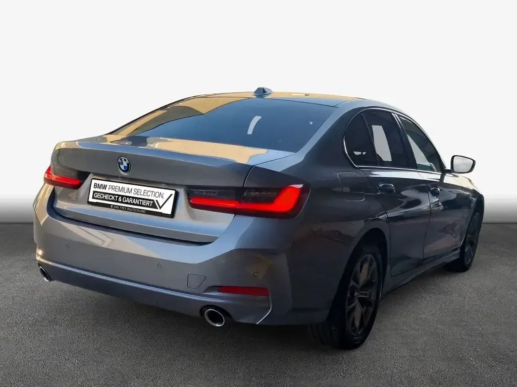 Gebraucht BMW 318 Sport Line 156 PS (114 kW) 2023 Grau Limousine