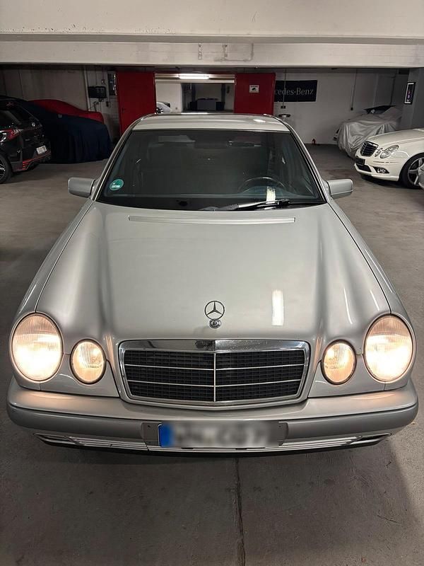 Gebraucht Mercedes E200 136 PS (100 kW) 1997 Silber Limousine