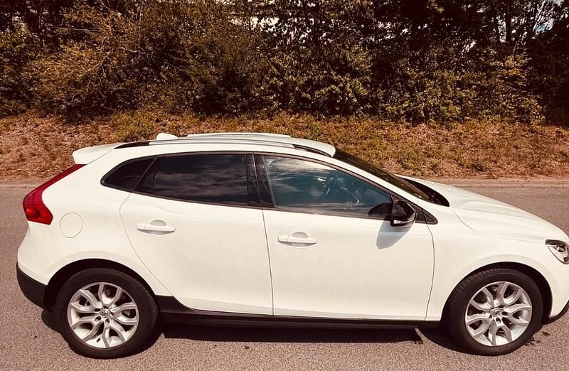 Weiß Gebraucht 2016 Volvo V40 CC Kombi | 12.800 € (Guter Preis) - Bild 1/4