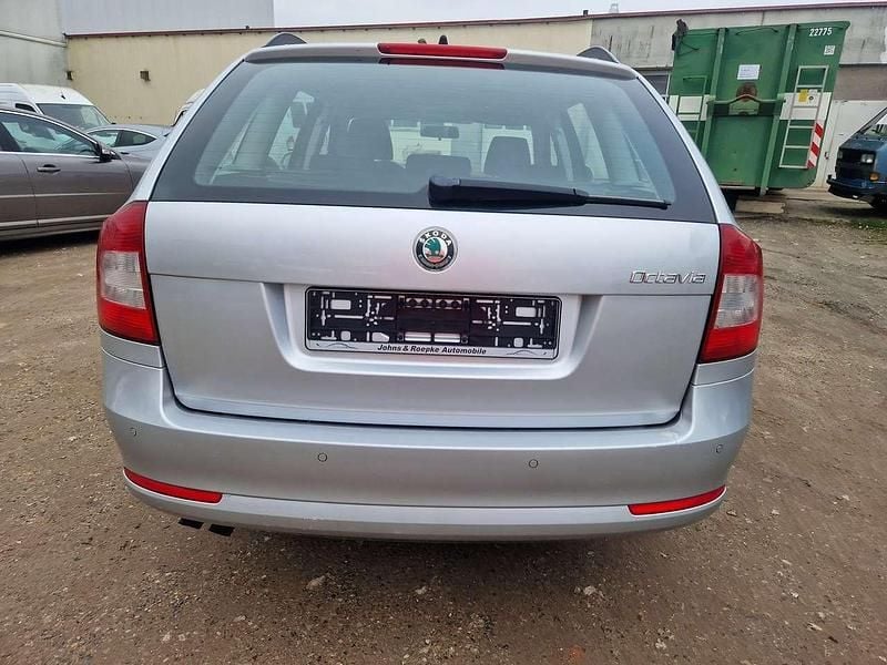 Gebraucht Skoda Octavia Ambiente 122 PS (89 kW) 2011 Brilliantsilber metallic Kombi