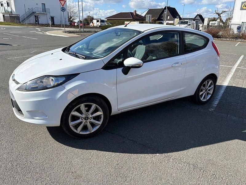 Gebraucht Ford Fiesta Trend 60 PS (44 kW) 2009 Weiß Kleinwagen