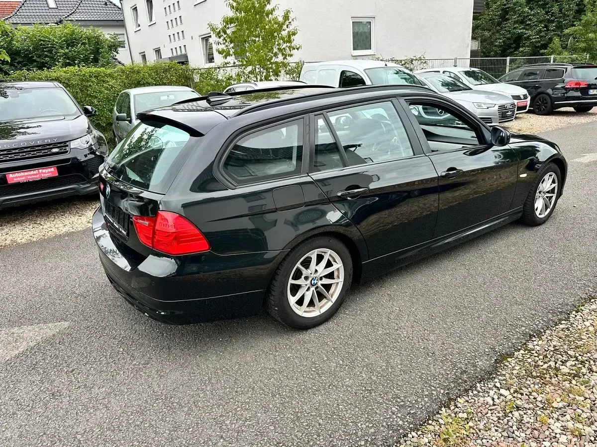 Gebraucht BMW 320 184 PS (135 kW) 2010 Schwarz Kombi