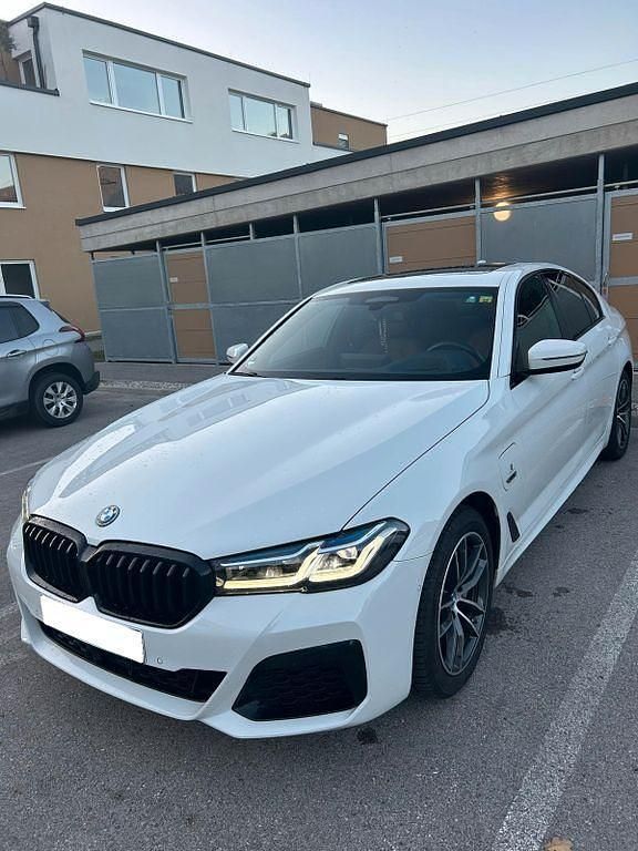 Grau Gebraucht 2022 BMW 530e M Sport Limousine | 34.200 € (Fairer Preis) - Bild 1/4