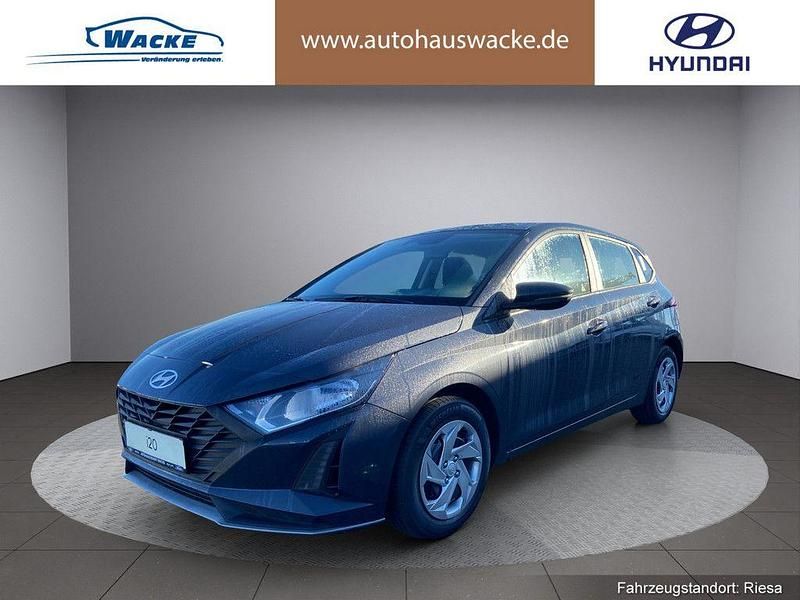 Farbe: grau Neu 2025 Hyundai i20 Select Limousine | 22.260 € (Teuer) - Bild 1/4
