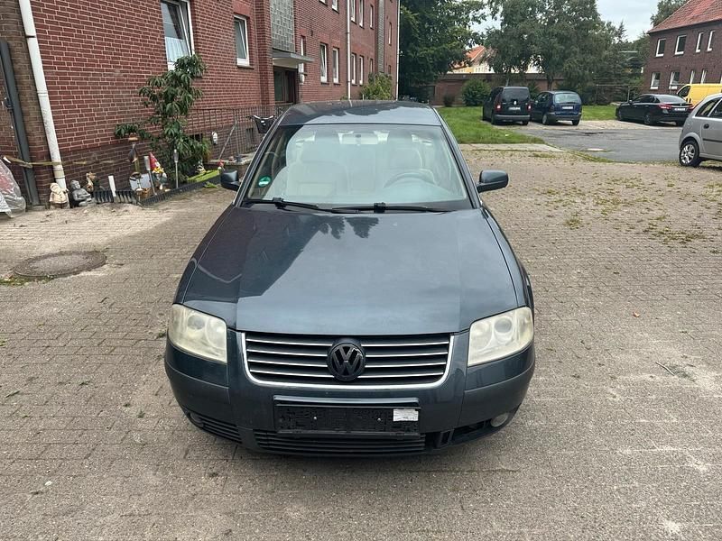 Grau Gebraucht 2003 VW Passat Limousine | 350 € (Superpreis) - Bild 1/4