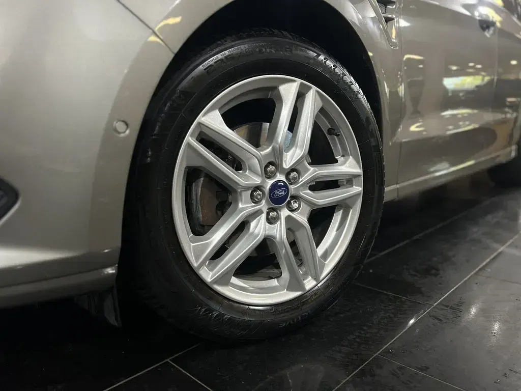 Gebraucht Ford S-MAX Titanium 209 PS (153 kW) 2016 Silber Van / Kleinbus