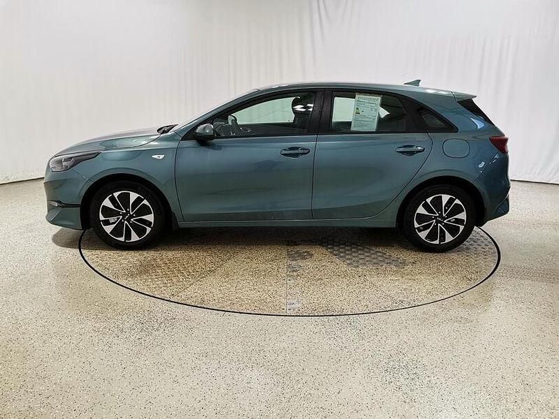 Neu Kia Ceed Play 140 PS (102 kW) 2025 Yucca steel Kleinwagen