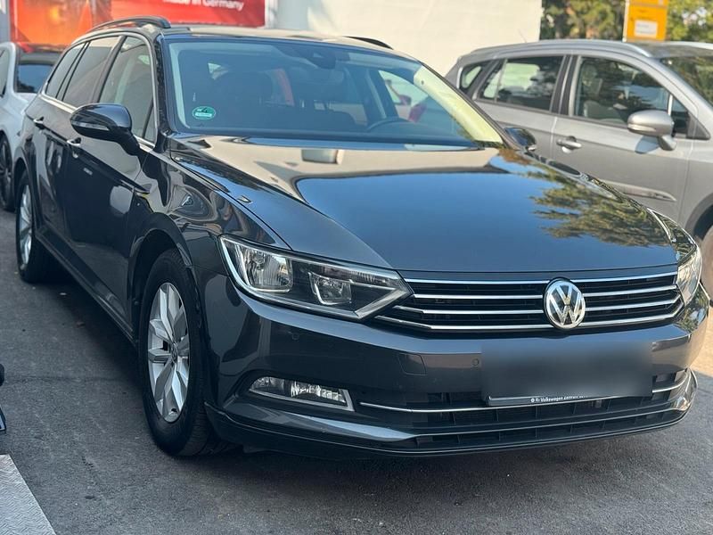 Grau Gebraucht 2019 VW Passat Comfortline Kombi | 10.590 € (Superpreis) - Bild 1/3